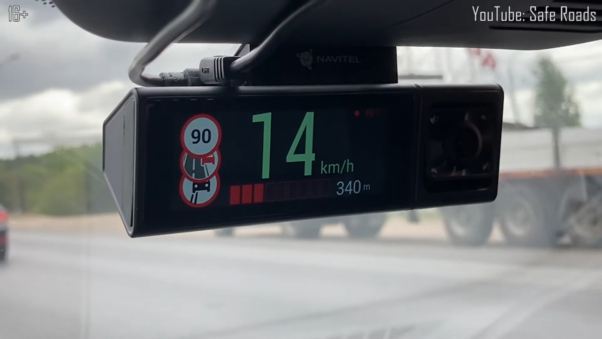 Navitel RC3 PRO / Первый трехкамерный видеорегистратор с Wi-Fi и GPS-информатором